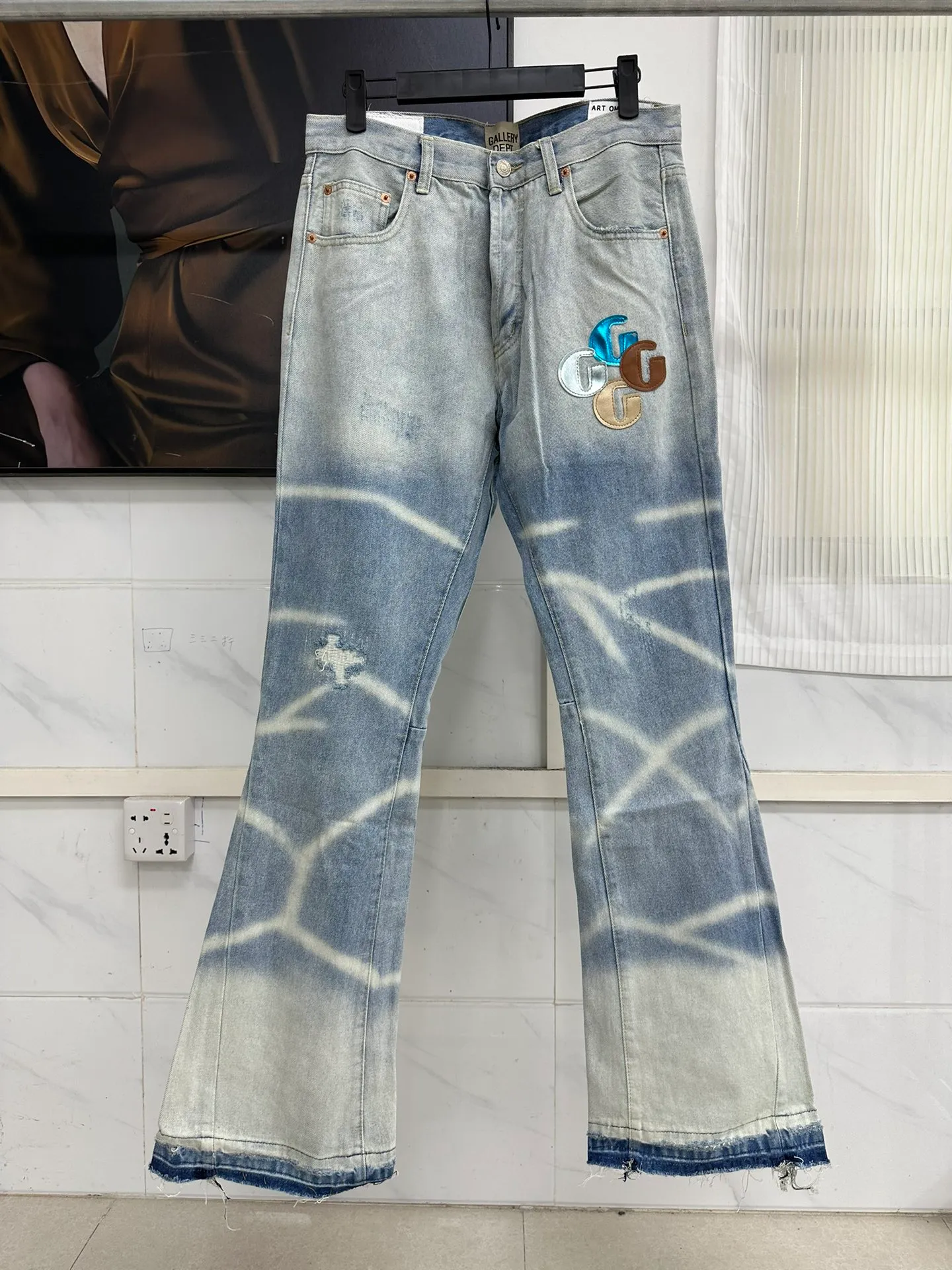 #8103 P240💰 GALLERY DEPT High Street Washed Embroidery Color Letters Water Ripple American Flare Pants Jeans -Original purchase and pattern making to truly restore the ultimate vintage texture -Original hardware accessories, washed and other elevators, QR code analysis are all purchased from the original factory, high degree of restoration, you are welcome to compare with a certain product ~ -Three-dimensional version Loose and comfortable, not picky about the figure, taller and slimmer, factory Seiko, original factory quality control, same style for men and women, can be matched with couples Versatile recommendation: must-have jeans for all seasons Color: blue Size: S-XXL (28-36)